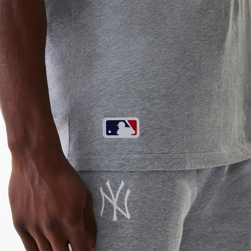 New Era Mens New York Yankees T-Shirt Grey Med - Image 4