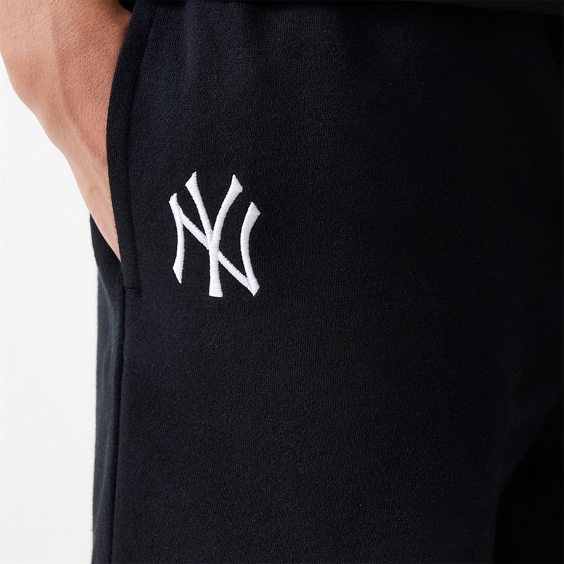 New Era Mens New York Yankees Shorts Black - Image 4