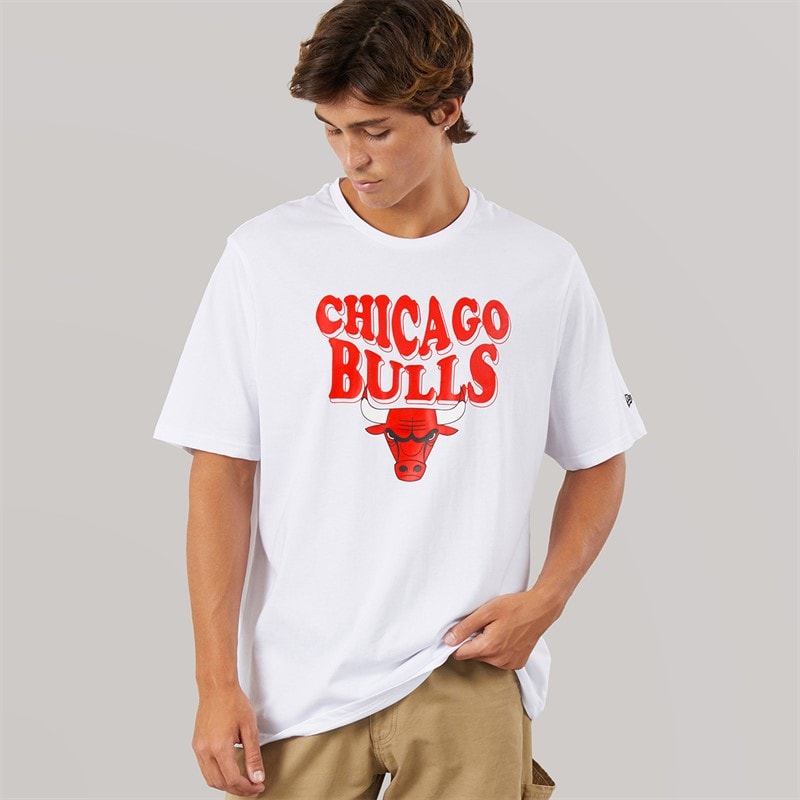 New Era Mens NBA Script Graphic Chicago Bulls T-Shirt te Whi - Image 1