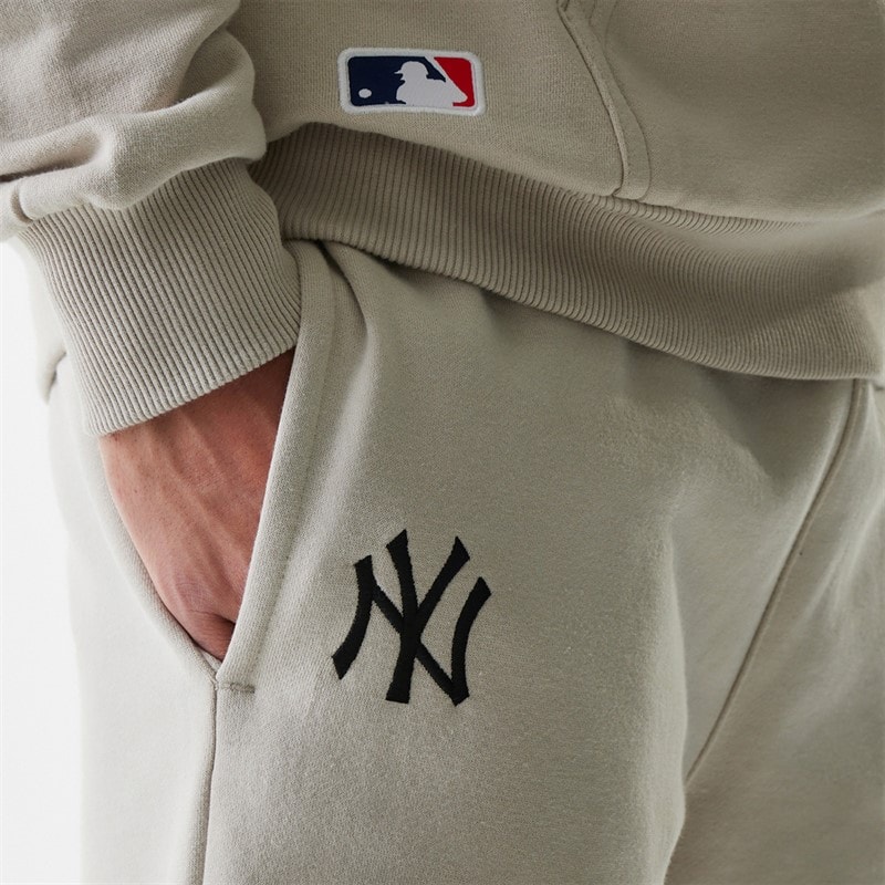 New Era Mens New York Yankees Shorts Stone - Image 3